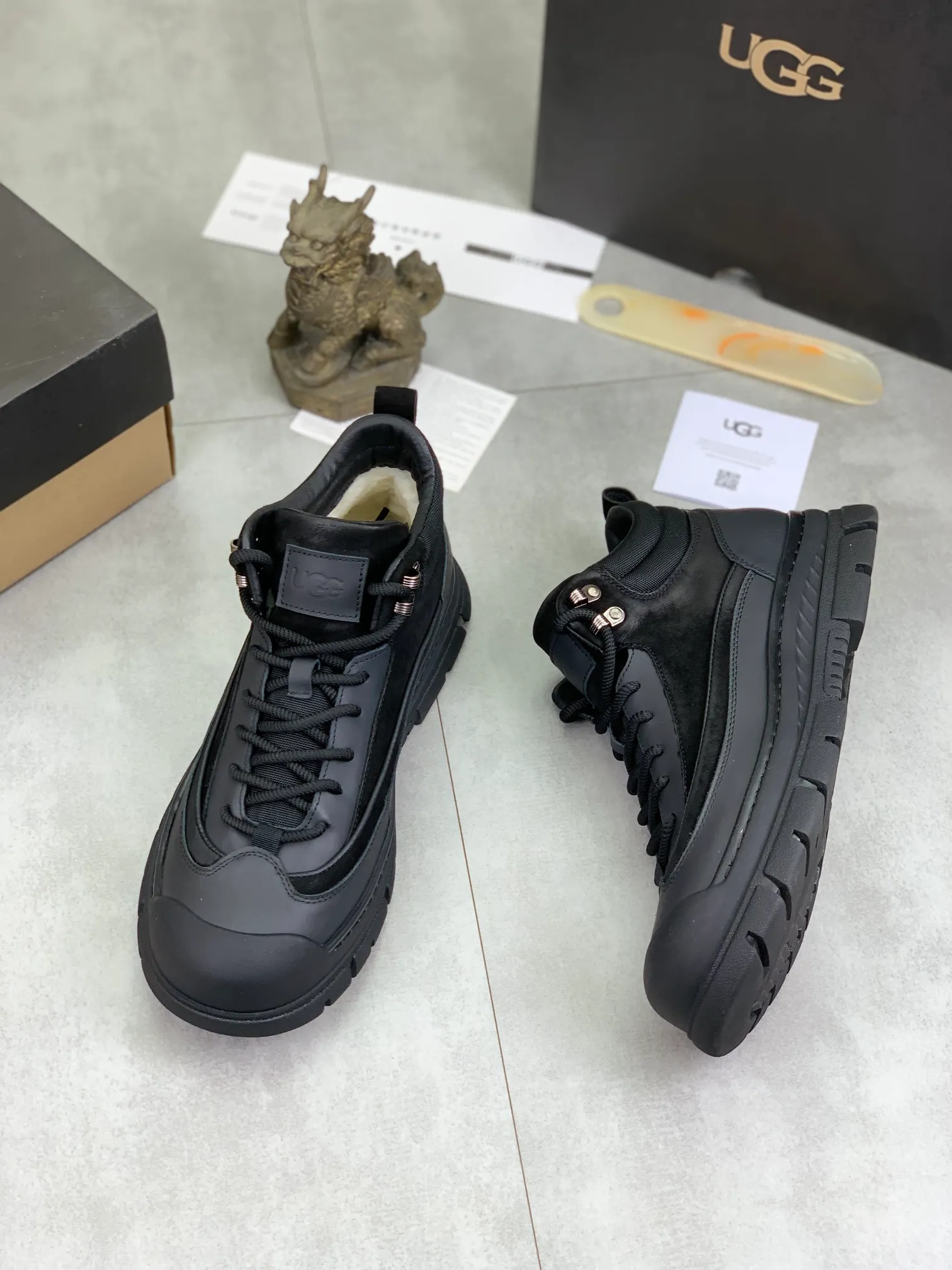 Men's Men's Shoes P620 [New Style] 💰 🆘 "Real Wool" [UGG] 👉 Popular men's shoes official website synchronization 🔰 Genuine quality [proud] is not comparable to the imitations in the general market 🌀 The upper is imported Italian frosted cowhide, and the lining: foot pad 🅰️ grade 🐑 real wool 👻 Only Grade A can show the effect The hand feels smooth and delicate 🔱The shoe shape is grand, only genuine factories can achieve it 🎄The perfect toughness of the original outsole 👻⬛️ allows customers to bid farewell to one-time consumption. Real wool lining, super warm. 3️⃣Colors available Sizes: 38-44